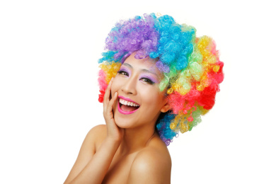 戴彩色假发东方的年轻女士