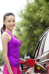年轻女性燃料汽车