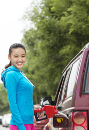 年轻女子拿着气枪