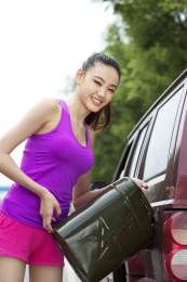 年轻女性对汽车汽油