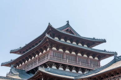 有建筑特色的瓦片屋檐