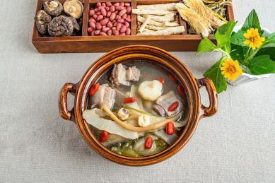 营养美味的广东老火靓汤和汤料食材