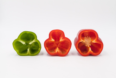 白色背景下的彩色青椒