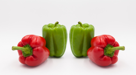 白色背景下的彩色青椒