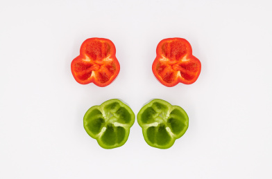 白色背景下的彩色青椒