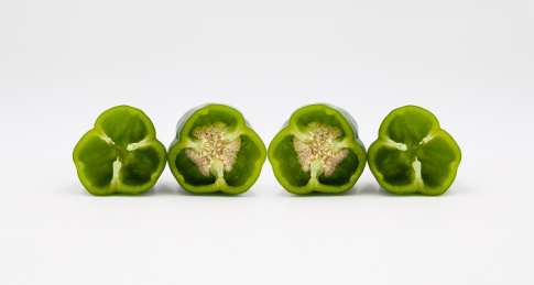 白色背景下的彩色青椒