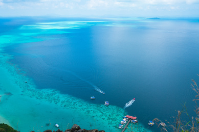 俯拍仙本那蓝色海平面