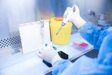 科学家在生物安全实验室内做实验