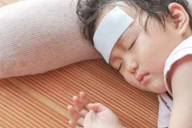 夏天宝宝生病发烧感冒头部贴着退烧贴