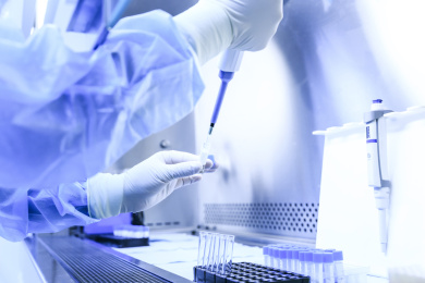 科学家在生物安全实验室内做实验