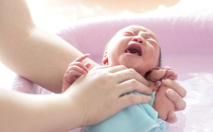 刚出生的中国籍婴儿在月子中心洗澡