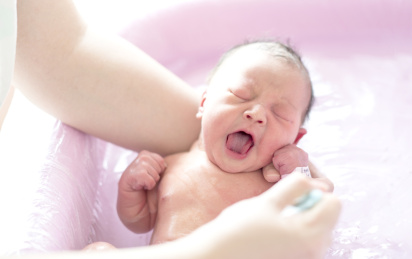 刚出生的中国籍婴儿在月子中心洗澡