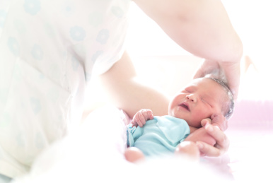 刚出生的中国籍婴儿在月子中心洗澡