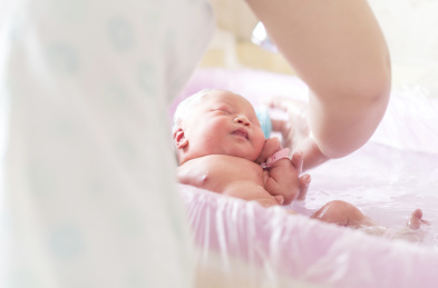 刚出生的中国籍婴儿在月子中心洗澡