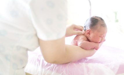 刚出生的中国籍婴儿在月子中心洗澡