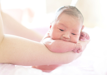 刚出生的中国籍婴儿在月子中心洗澡