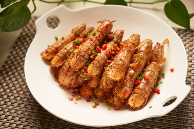 酒店传统菜香酥皮皮虾整齐码放在白色瓷盘中