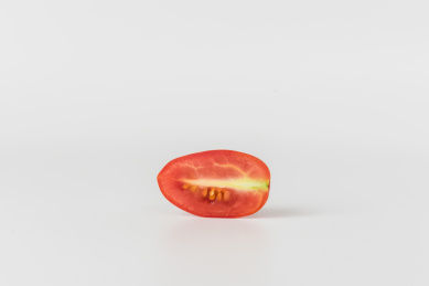 白色背景上切开的半个圣女果