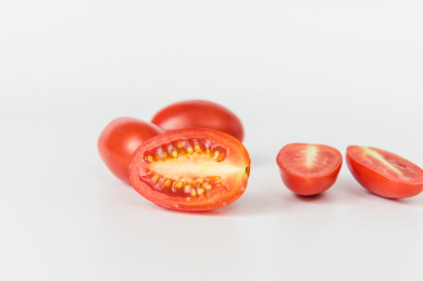 白色背景上切开和完整的几个圣女果