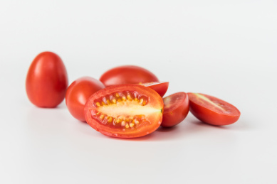 白色背景上切开和完整的几个圣女果