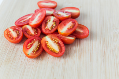 放在粘板上切开的圣女果