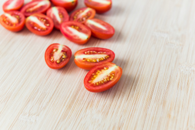 放在粘板上切开的圣女果