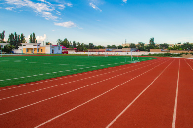 学校运动场景观/蓝天白云下的运动场