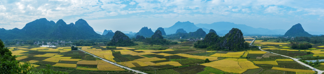 广东阳春喀斯特地貌，乡村稻田秋色