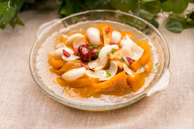 养生菜品百合枸杞蒸南瓜盛放在透明玻璃盘中