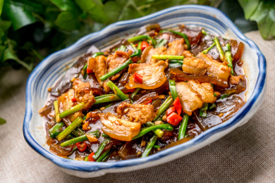 东北菜猪肉炖粉条盛放在蓝色花纹的瓷碗中