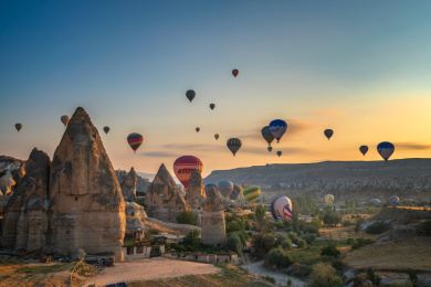 旭日下卡帕多西亚热独特的地质地貌和气球