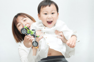 欢乐幸福的一对年轻母子／年轻的妈妈和年少的儿子