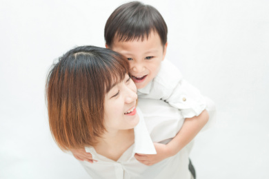 欢乐幸福的一对年轻母子／年轻的妈妈和年少的儿子