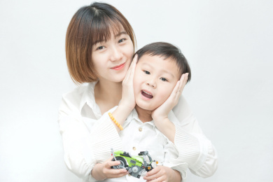 幸福的一对年轻母子／年轻的妈妈和年少的儿子