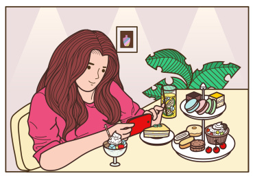 悠闲下午茶拍美食的女孩