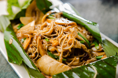 芭蕉叶包烧野山菌