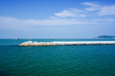 中国山东烟台长岛县南长山岛外海面和码头防波