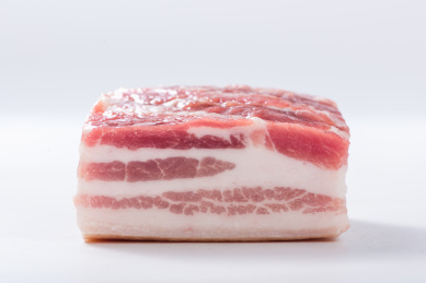 新鲜的五花肉块