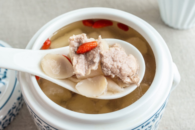 理石背景餐布上碗里的养生排骨汤_站酷海洛_正版图片_视频_字体_音乐