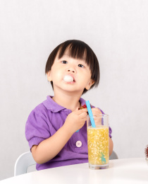 喝果汁的小女孩