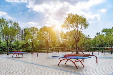 公园广场里的运动器材乒乓球台