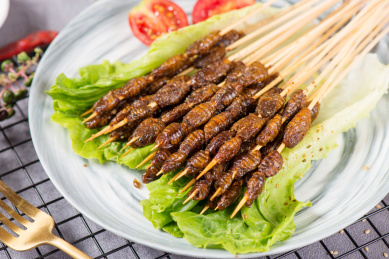 烧烤烤串烤蚕蛹 中国
