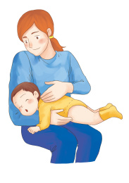 婴儿趴在妈妈的一条腿上，妈妈一只手轻拍婴儿的后背，另一只手撑住婴儿的头