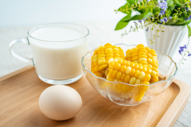 营养早餐牛奶和鸡蛋玉米