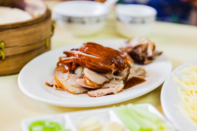 餐桌上的烤鸭肉