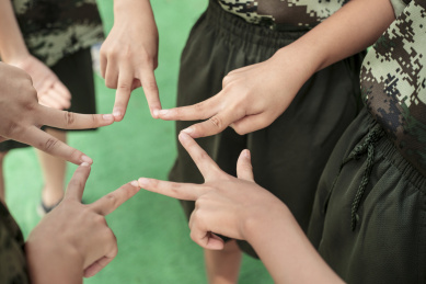 四位中国儿童做五角星形胜利手势