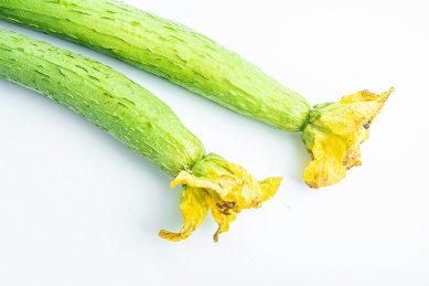 新鲜带花的长丝瓜 新鲜