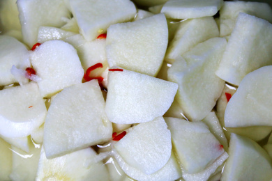 手工腌制的传统酸-凉薯