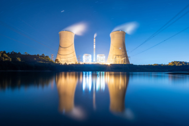 黄昏时分火力发电厂,夜间发电厂