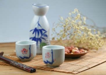 白酒、酒壶和花生米